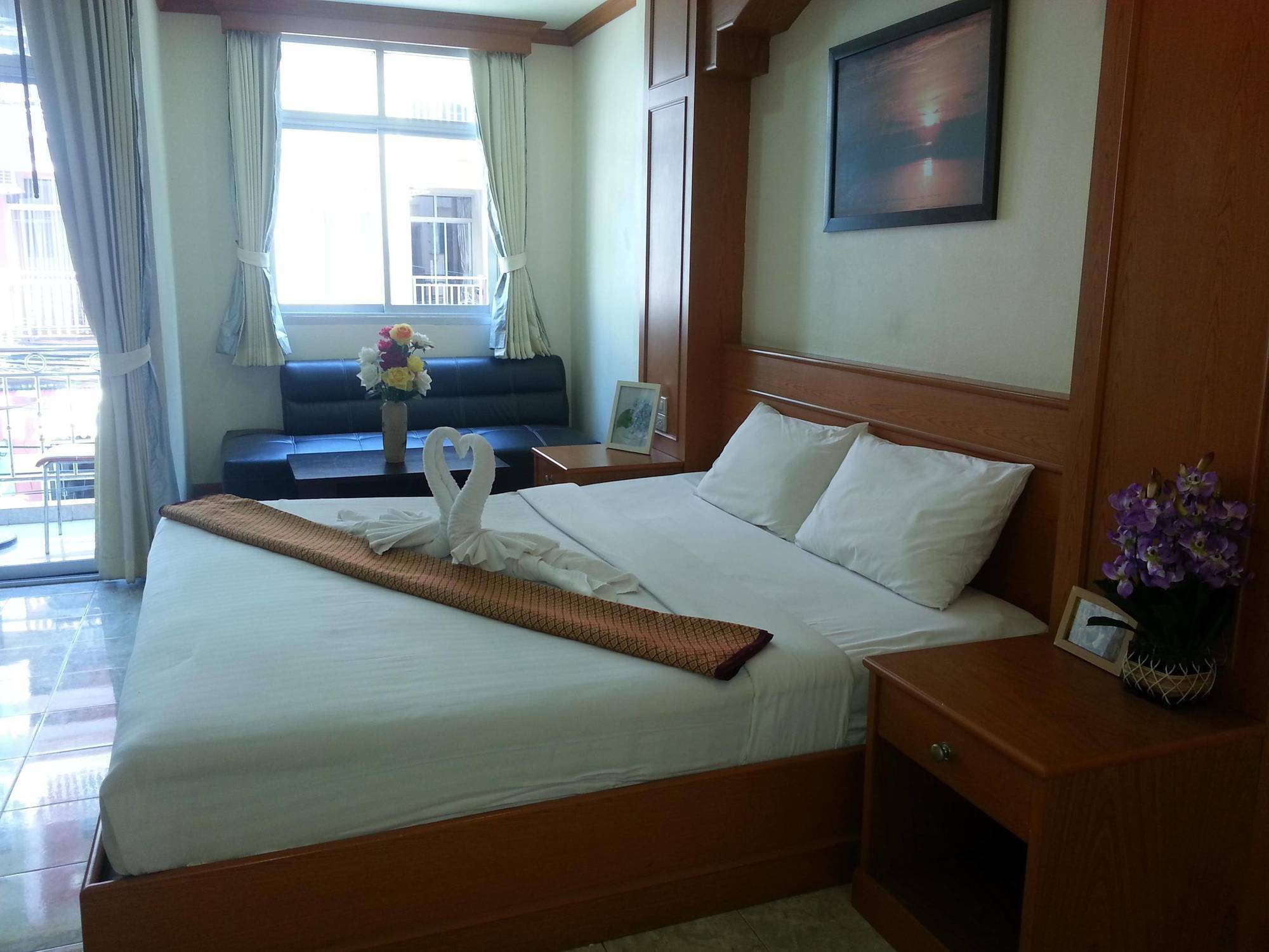 Oyo 739 Presley Guesthouse Phuket Patong Buitenkant foto