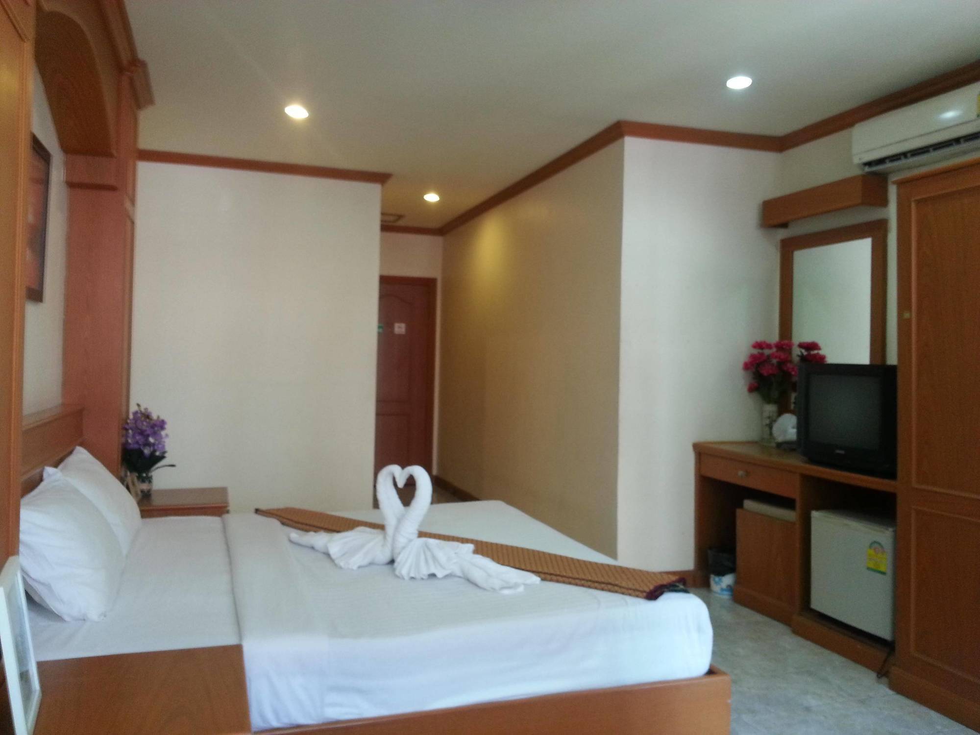Oyo 739 Presley Guesthouse Phuket Patong Buitenkant foto